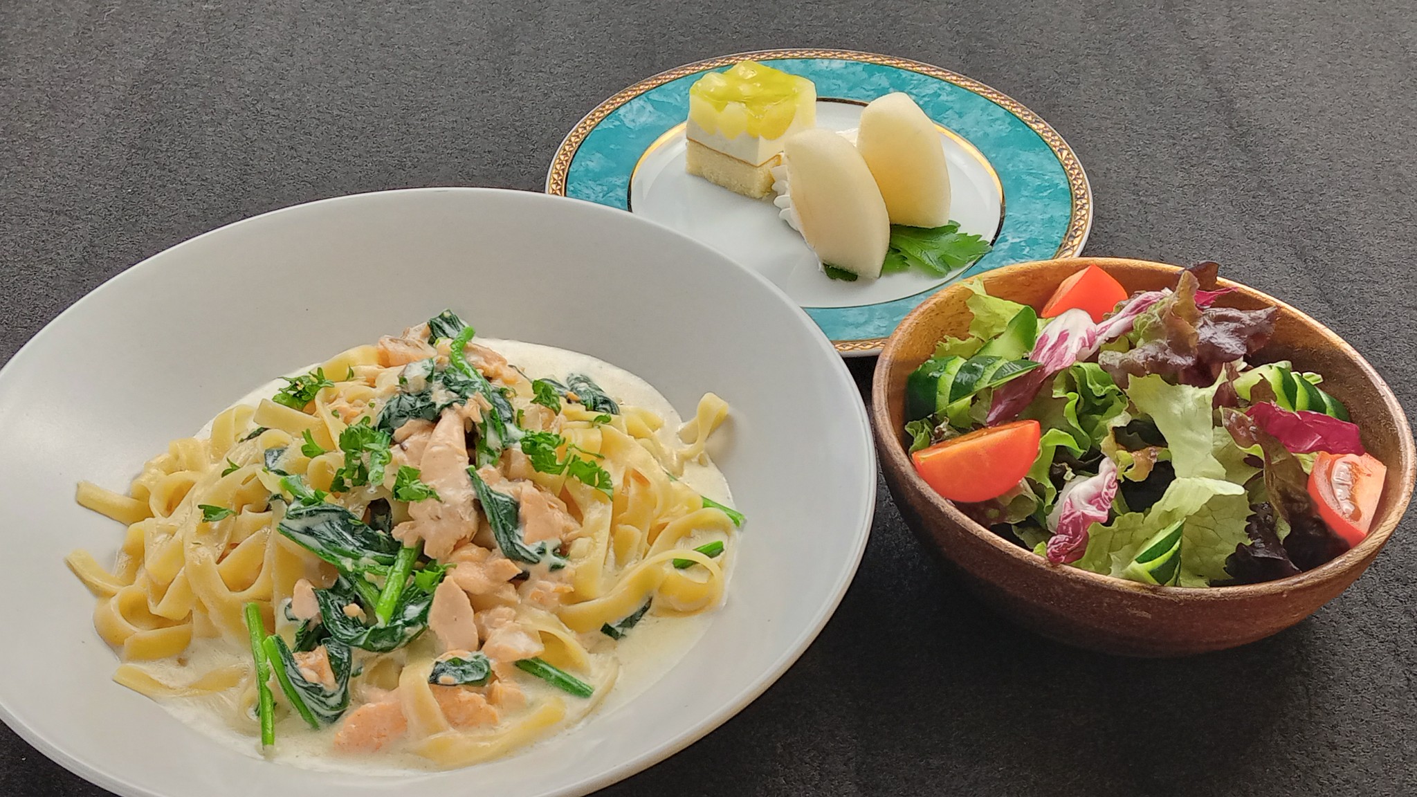 鮭とほうれん草のクリームパスタ(生野菜サラダ・デザート付)